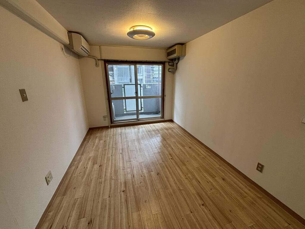 シャンボール第3新大阪の居間写真