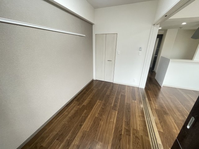その他部屋・スペース　落ち着いた色調の寝室です