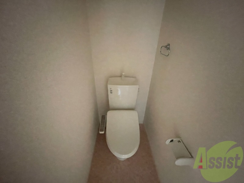 トイレ　トイレはこちらのウォシュレット付きになりますね。