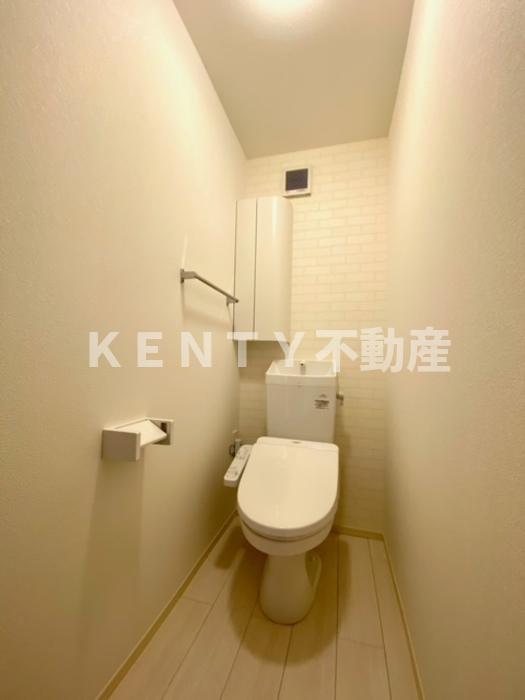 トイレ　落ち着いた色調のトイレです