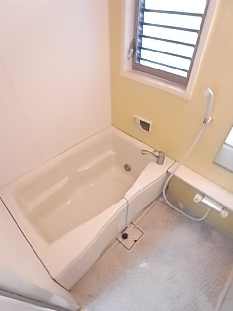 バス・シャワールーム　コンパクトで使いやすいお風呂です