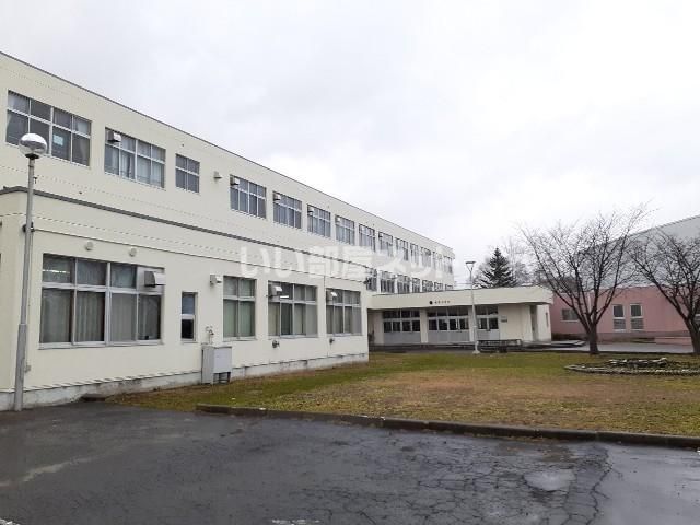 中学校　登別市立幌別中学校（中学校）まで357m