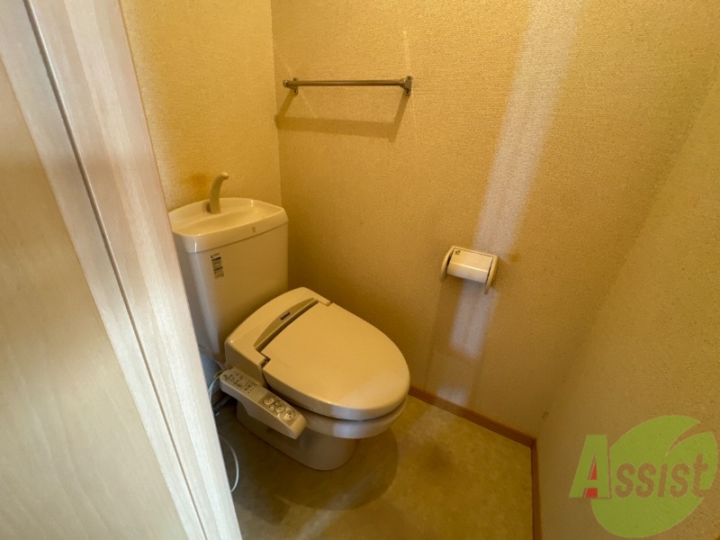 トイレ　トイレはウォシュレット機能付きです。安心して使用できますね。