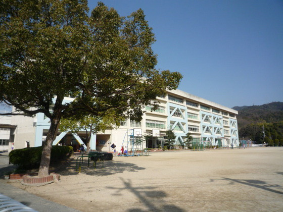 小学校　府中町立府中東小学校（小学校）まで525m