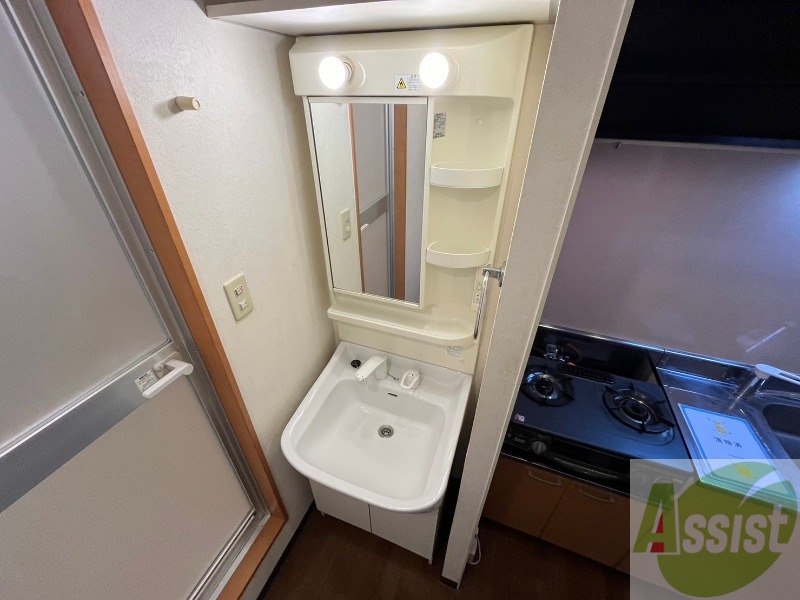 洗面設備　大きくて使いやすそうな独立洗面台になっています。