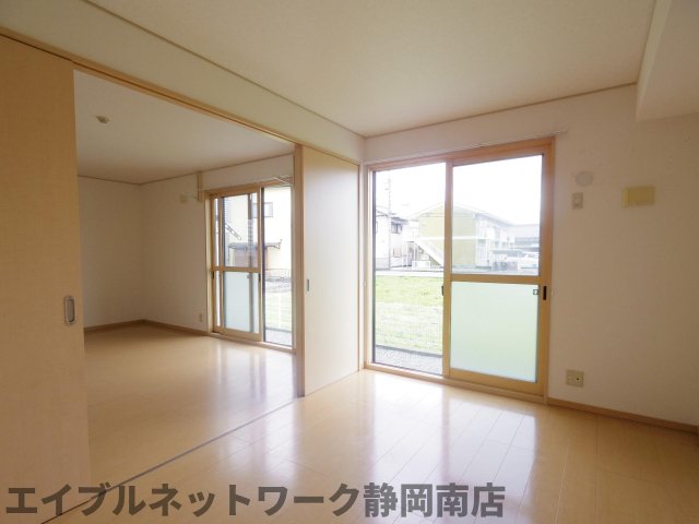 居室・リビング　こちらの居間で趣味の時間をお楽しみください