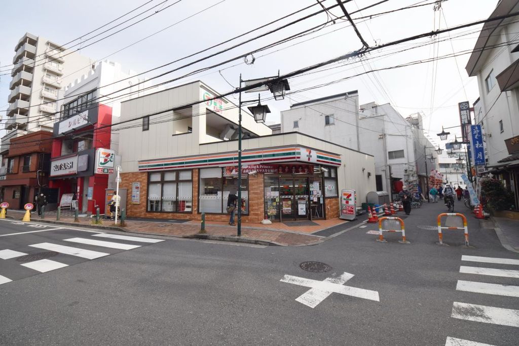 コンビニ　セブン-イレブン 西新井駅西口店（コンビニ）まで600m