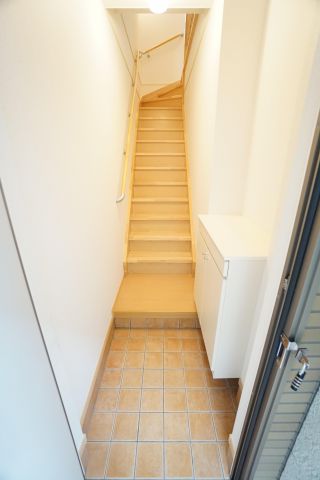 玄関　※同物件・反転タイプの写真です。
