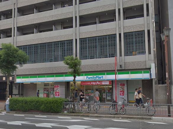 コンビニ　ファミリーマート（コンビニ）まで758m