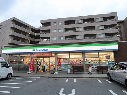 コンビニ　ファミリーマート（コンビニ）まで819m