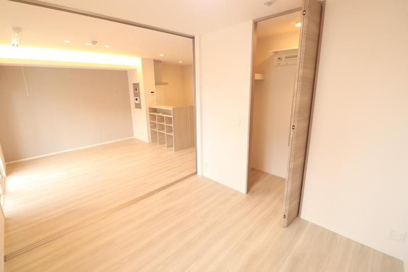 その他部屋・スペース　洋室4.5帖とリビング12.1帖