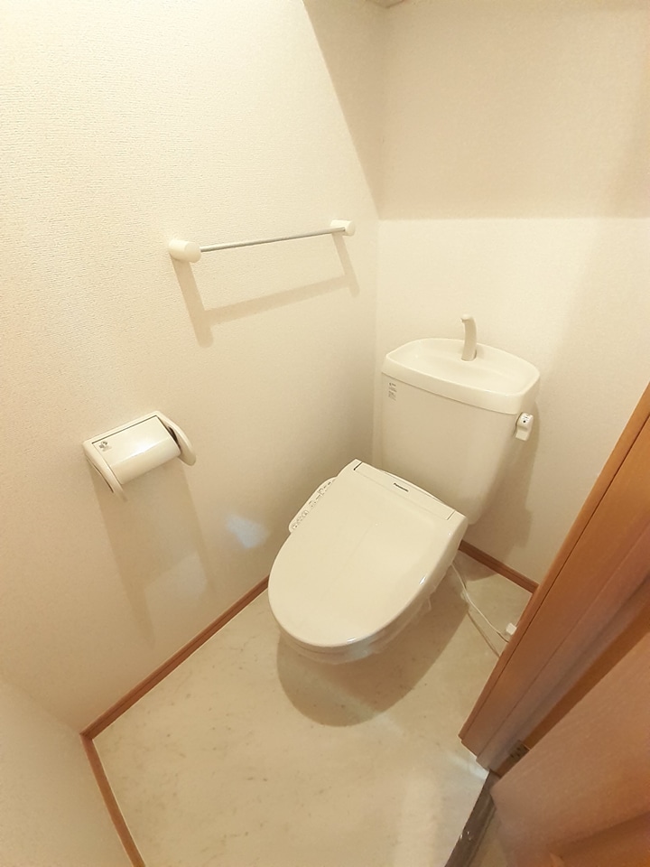 トイレ　温水洗浄便座付き
