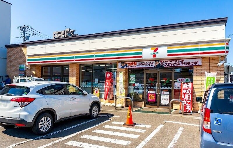 コンビニ　セブンイレブン札幌発寒南駅前店（コンビニ）まで305m