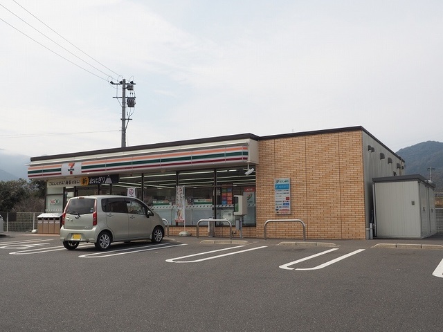 コンビニ　セブンイレブン（コンビニ）まで900m