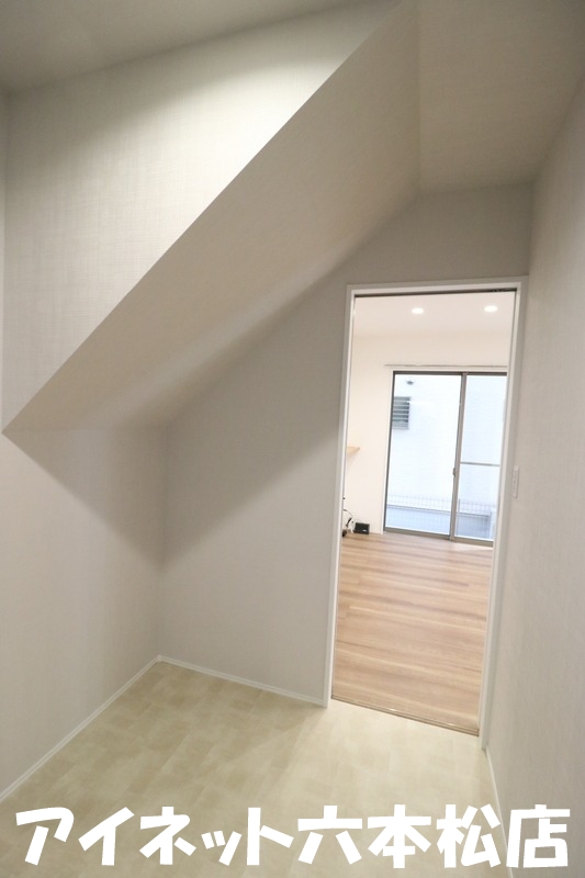 収納　階段下にも収納がございます