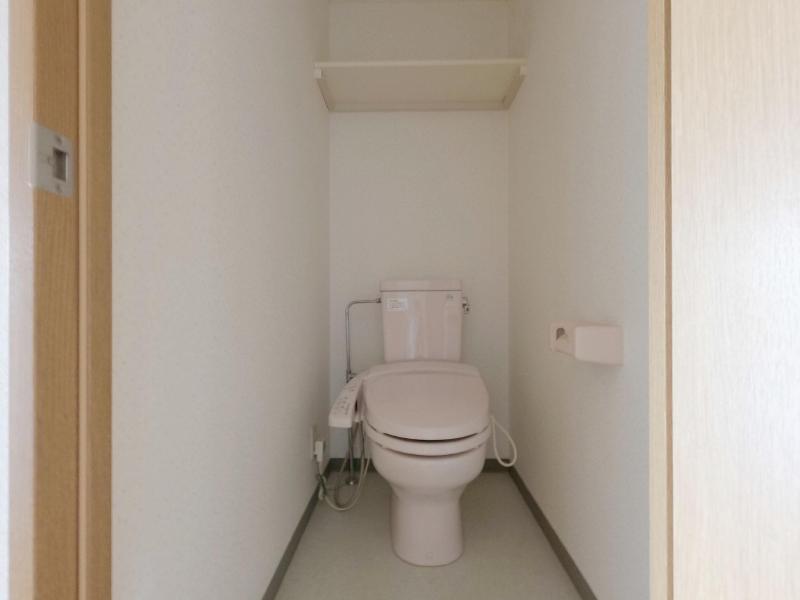 トイレ　反転タイプの写真です。