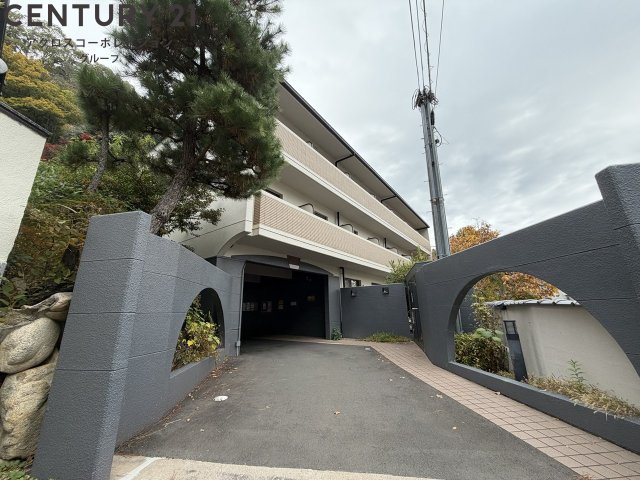 建物外観　居住者専用のごみ置き場があります。
