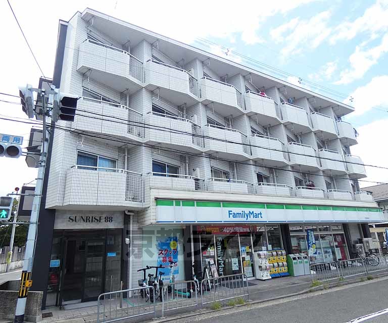 建物外観　１階がコンビニ！