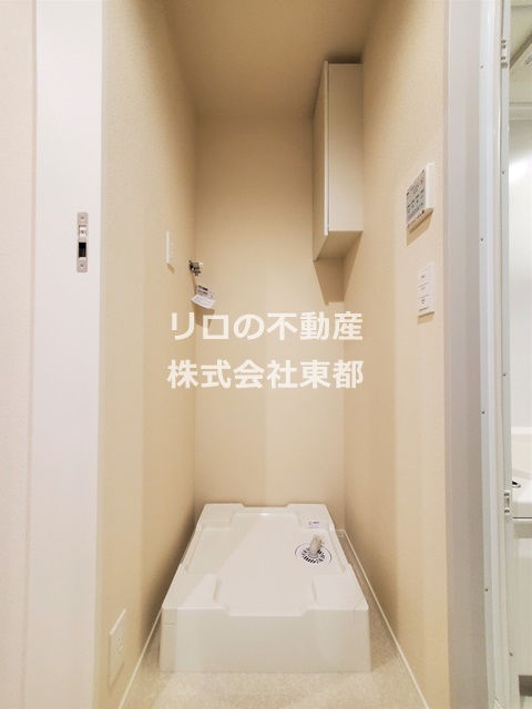 その他　洗濯機置場には便利な戸棚付き♪