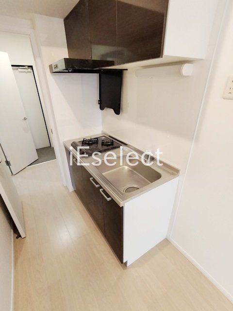 キッチン　２口システムキッチン付き。調理スペースあって料理も楽々♪