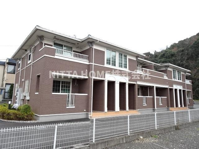 建物外観　室内収納たっぷりで外部物置もついています◎