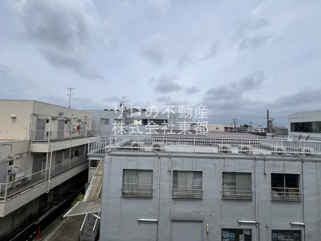 眺望　バルコニーからの景色です！圧迫感がないので暮らしやすい♪
