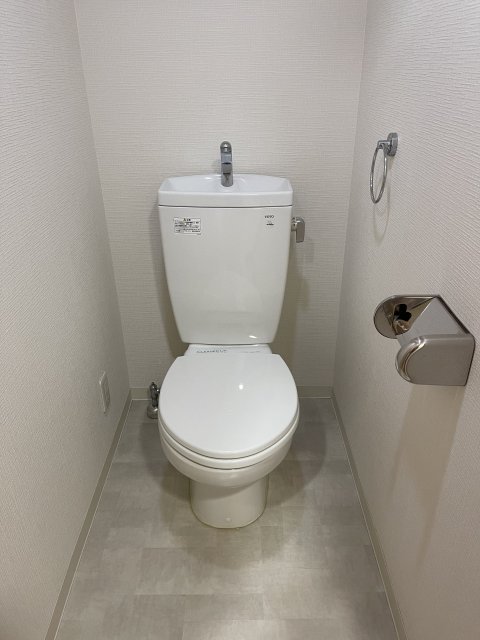 トイレ　同物件別号室の写真です。