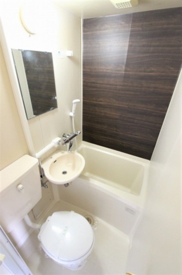 トイレ　※掲載写真は同マンション別部屋参考写真となります。