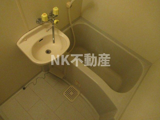 バス・シャワールーム　コンパクトで使いやすいお風呂です