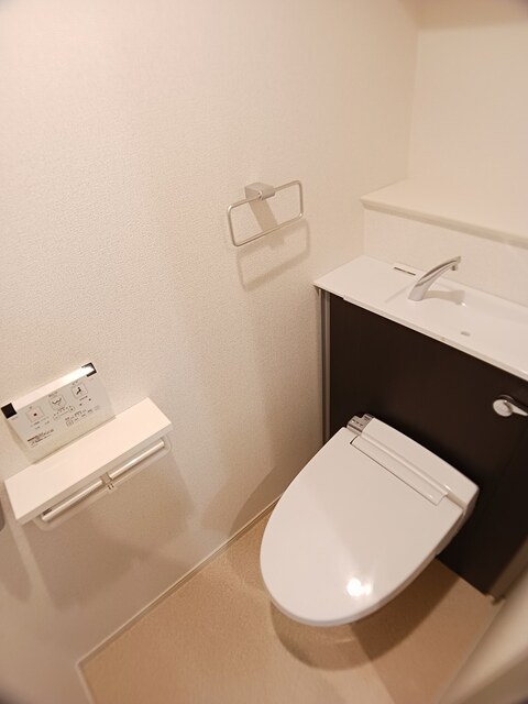 トイレ　温水洗浄便座付き