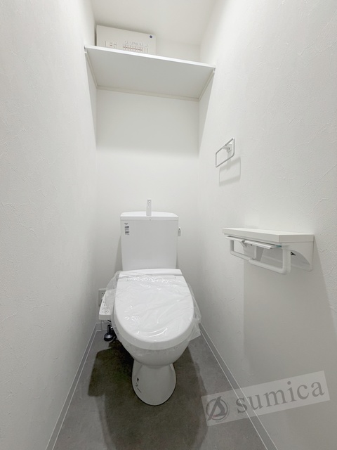 トイレ　人気アイテムの温水洗浄便座。清潔感のあるトイレです。