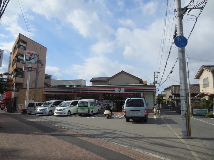 コンビニ　セブンイレブン（コンビニ）まで320m