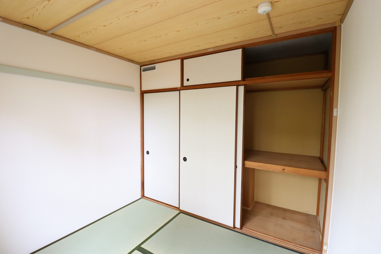 収納　４．５畳和室の収納。押し入れ。幅約１８０ｃｍ奥行約９０ｃｍ。