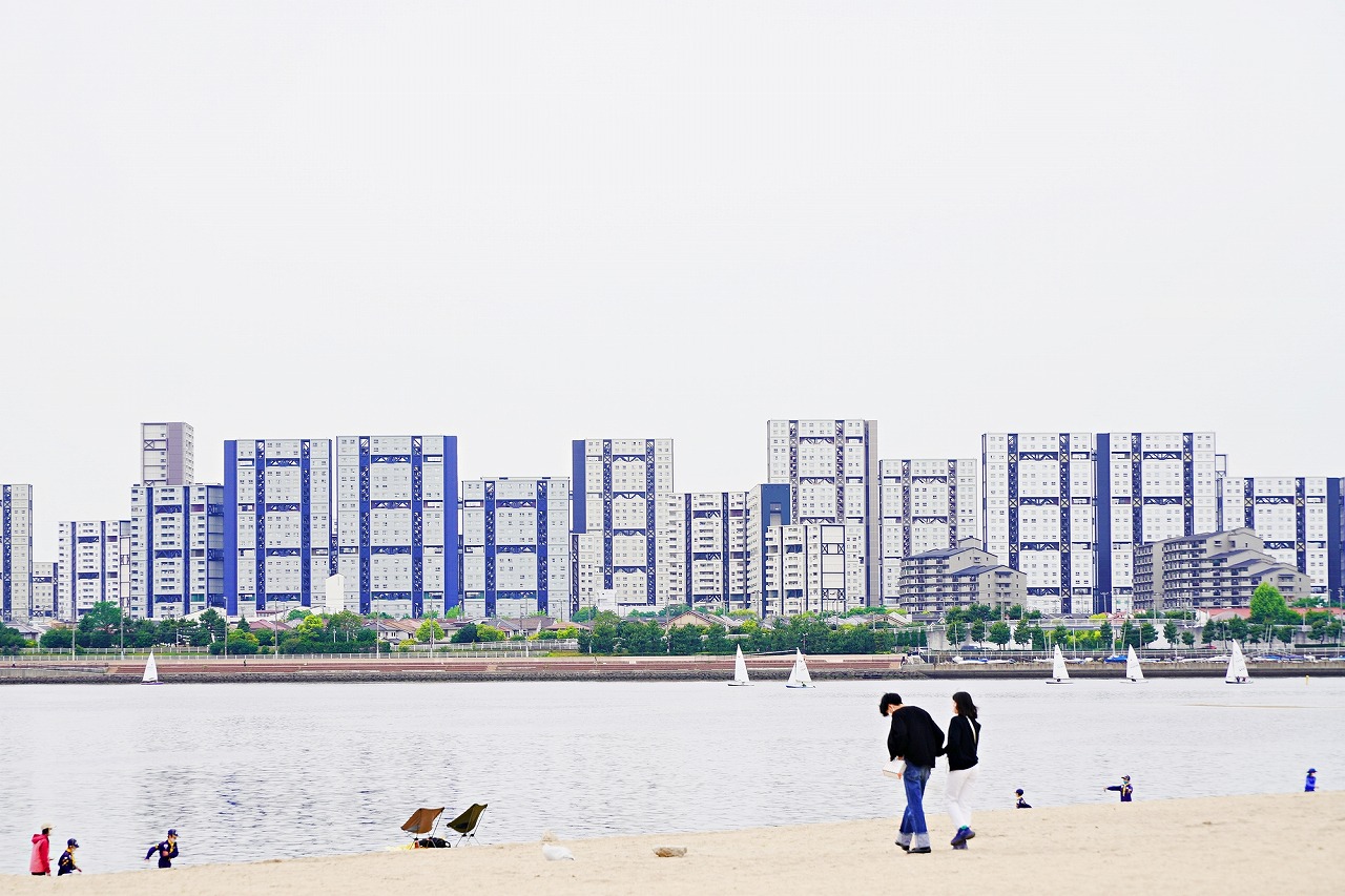 建物外観　周辺には公園、海、緑の自然が多く、快適な住環境です。