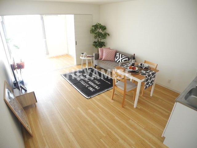 居室・リビング　※モデルルーム　別のお部屋の写真です。