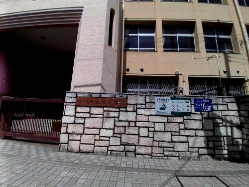 小学校　神戸市立西須磨小学校（小学校）まで592m