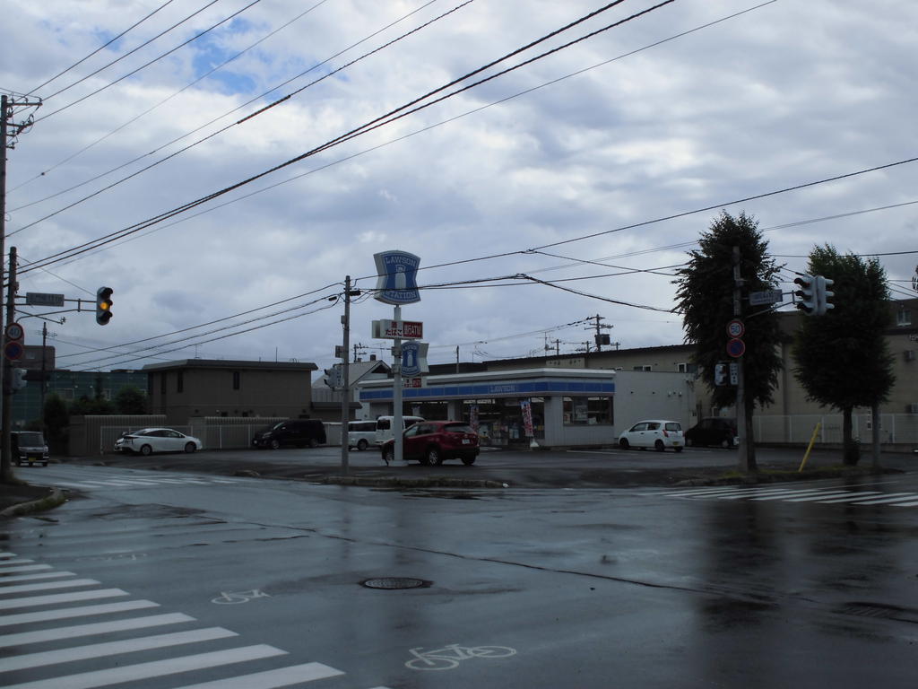 コンビニ　ローソン旭川川端4条店（コンビニ）まで262m