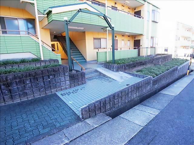 エントランス　ミニミニは全国５００店舗でお部屋探しをサポートします。