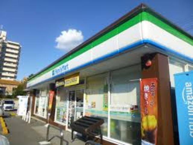 コンビニ　ファミリーマート　黒川本通五丁目（コンビニ）まで112m