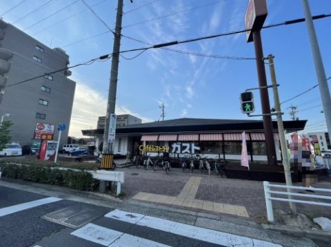 飲食店　ガスト 本陣通店(から好し取扱店)（飲食店）まで973m