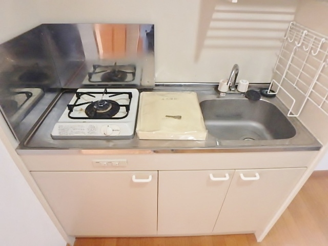 キッチン　同建物の別の号室の写真になります。