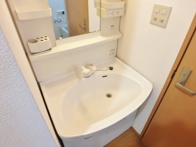 洗面設備　同建物の別の号室の写真になります。