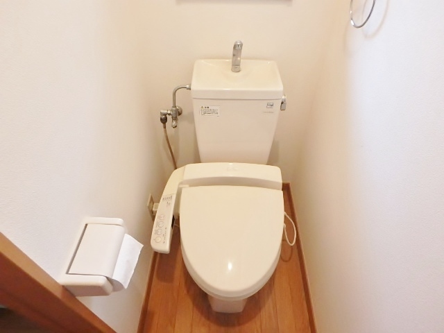 トイレ　同建物の別の号室の写真になります。