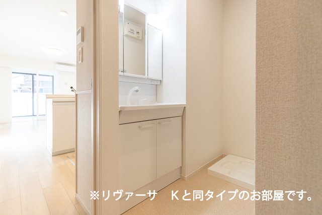洗面設備　明るい洗面所です