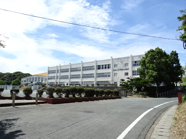 中学校　湖西市立新居中学校（中学校）まで1212m