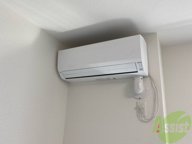 その他設備　エアコンはお部屋の角に、シーズン問わず活躍ですね