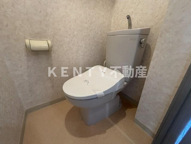 トイレ　落ち着いた色調のトイレです