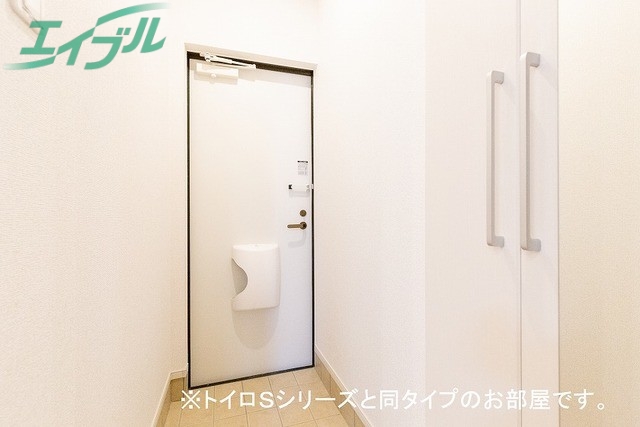 玄関　同一タイプ部屋写真