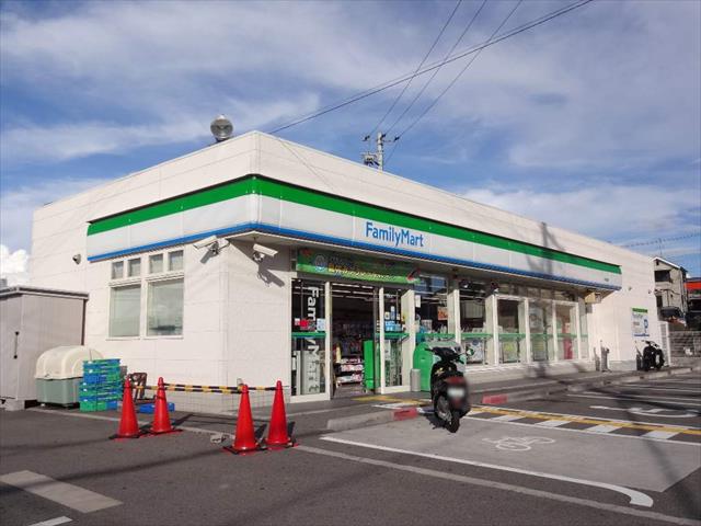 コンビニ　ファミリーマート（コンビニ）まで1411m