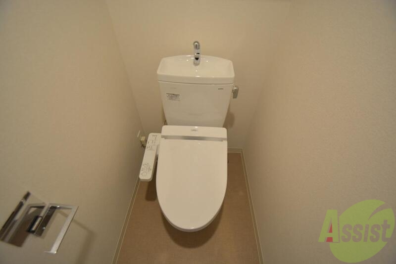 トイレ　白を基調とした清潔感のあるトイレです。